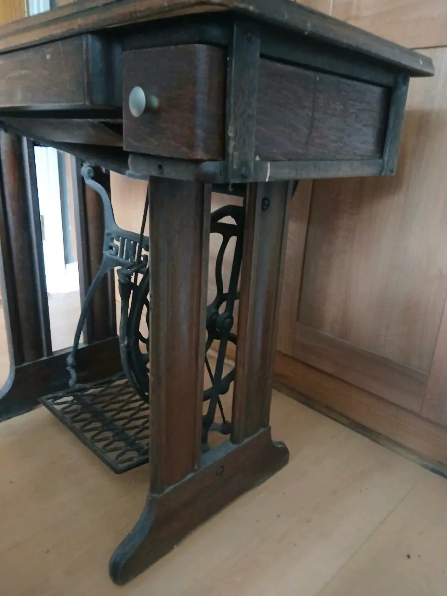 Singer sewing machine - Image 3