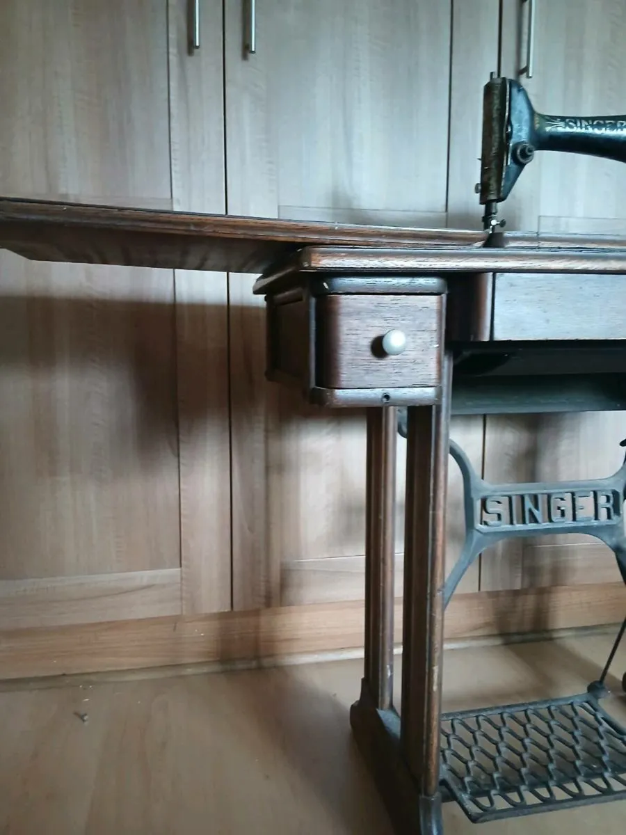 Singer sewing machine - Image 4