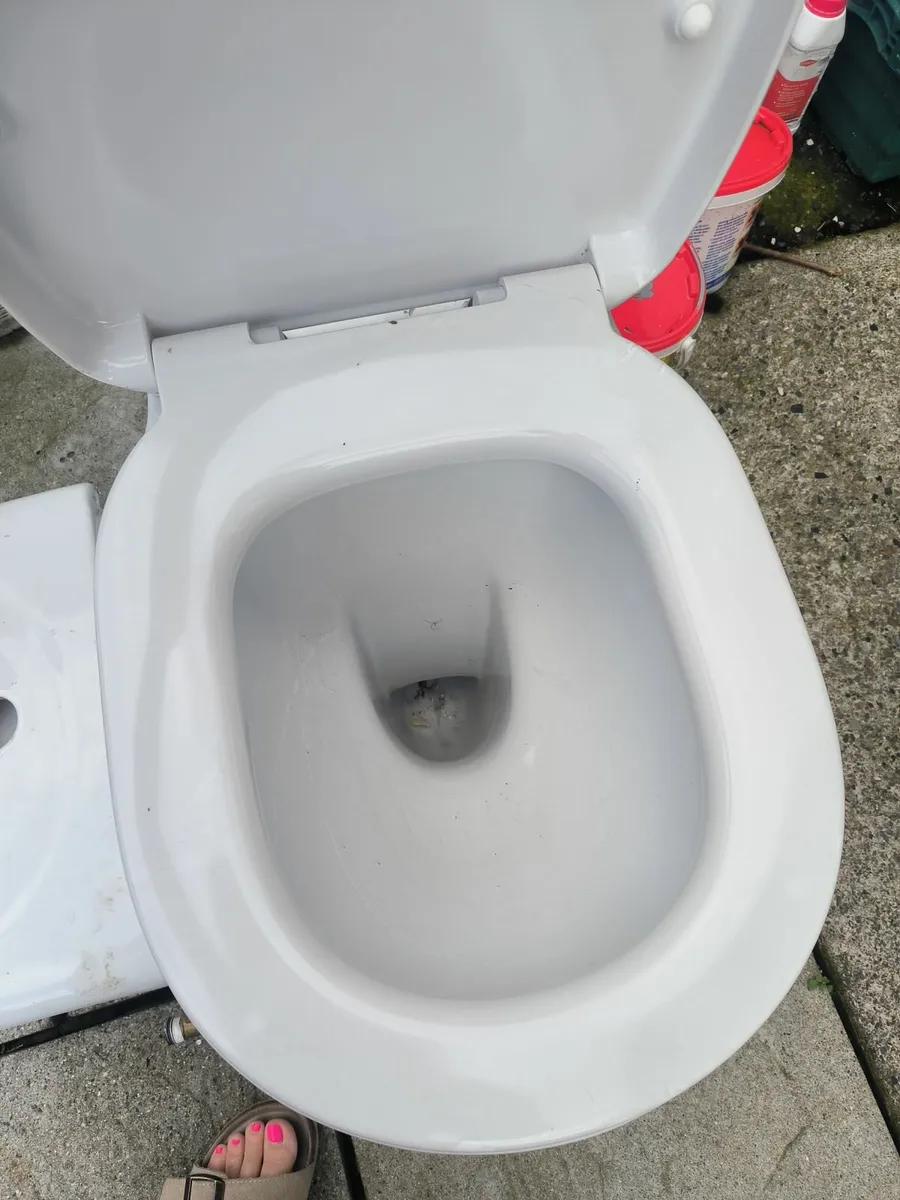 Toilet - Image 3