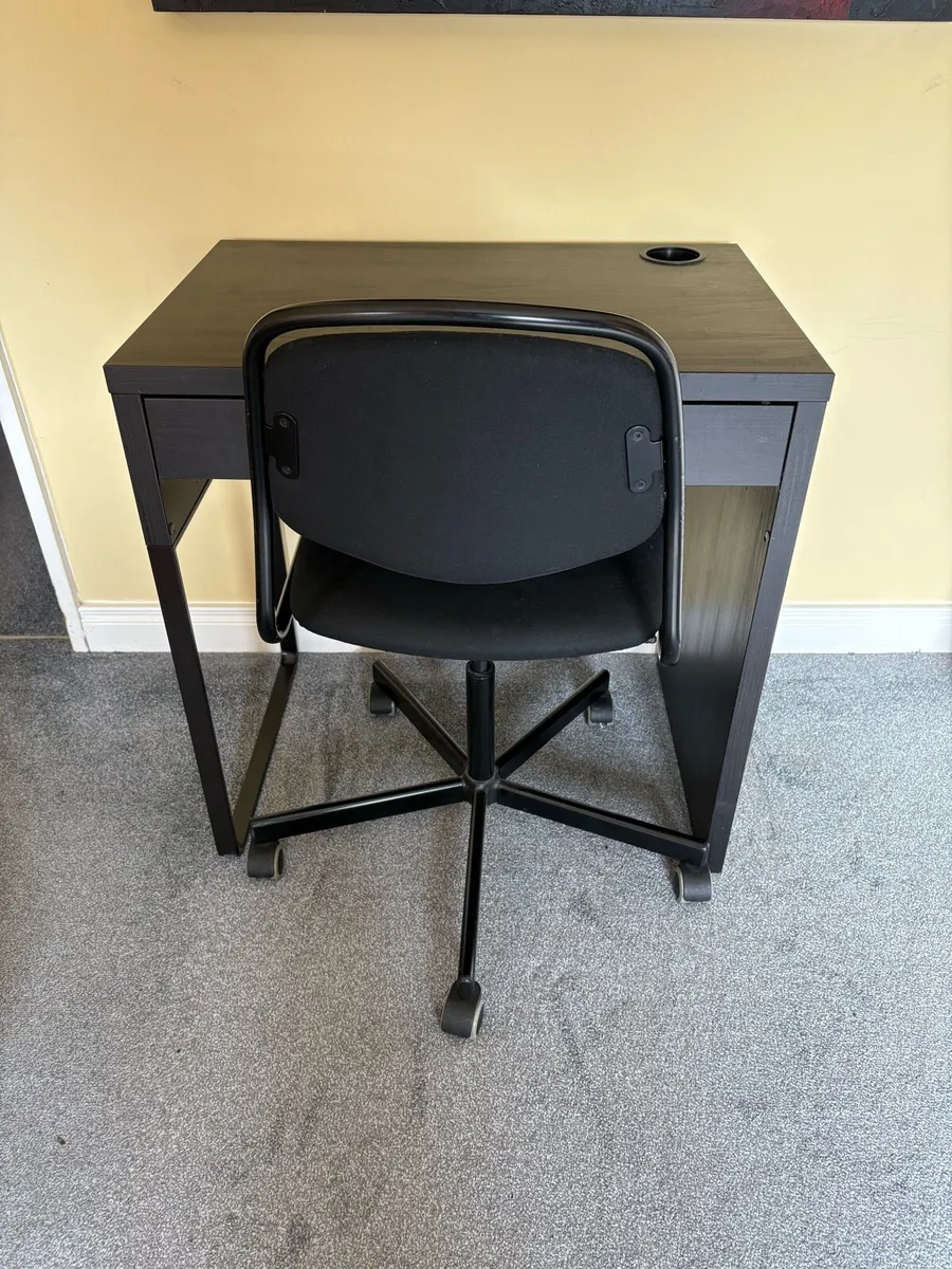 Office desk and chair - Image 1