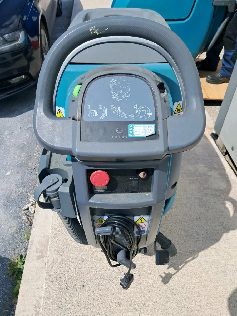 Scrubber dryer Tennant T300e - Image 1