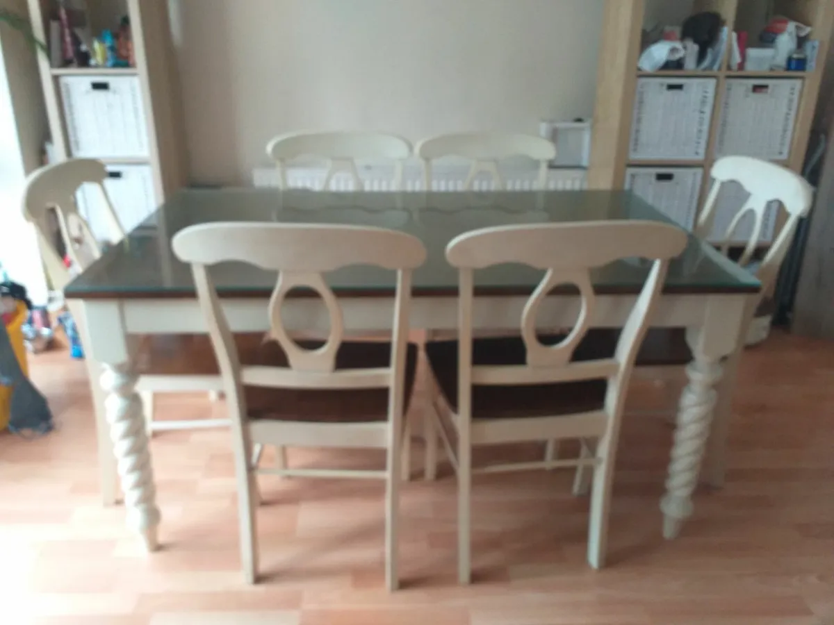 Kitchen dining table and 6 chairs - Image 4