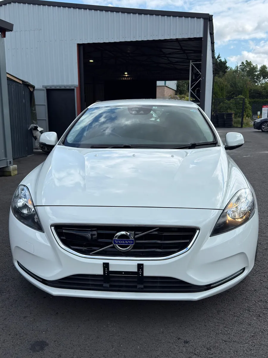 volvo v40 2014 white 1.6L - Image 1