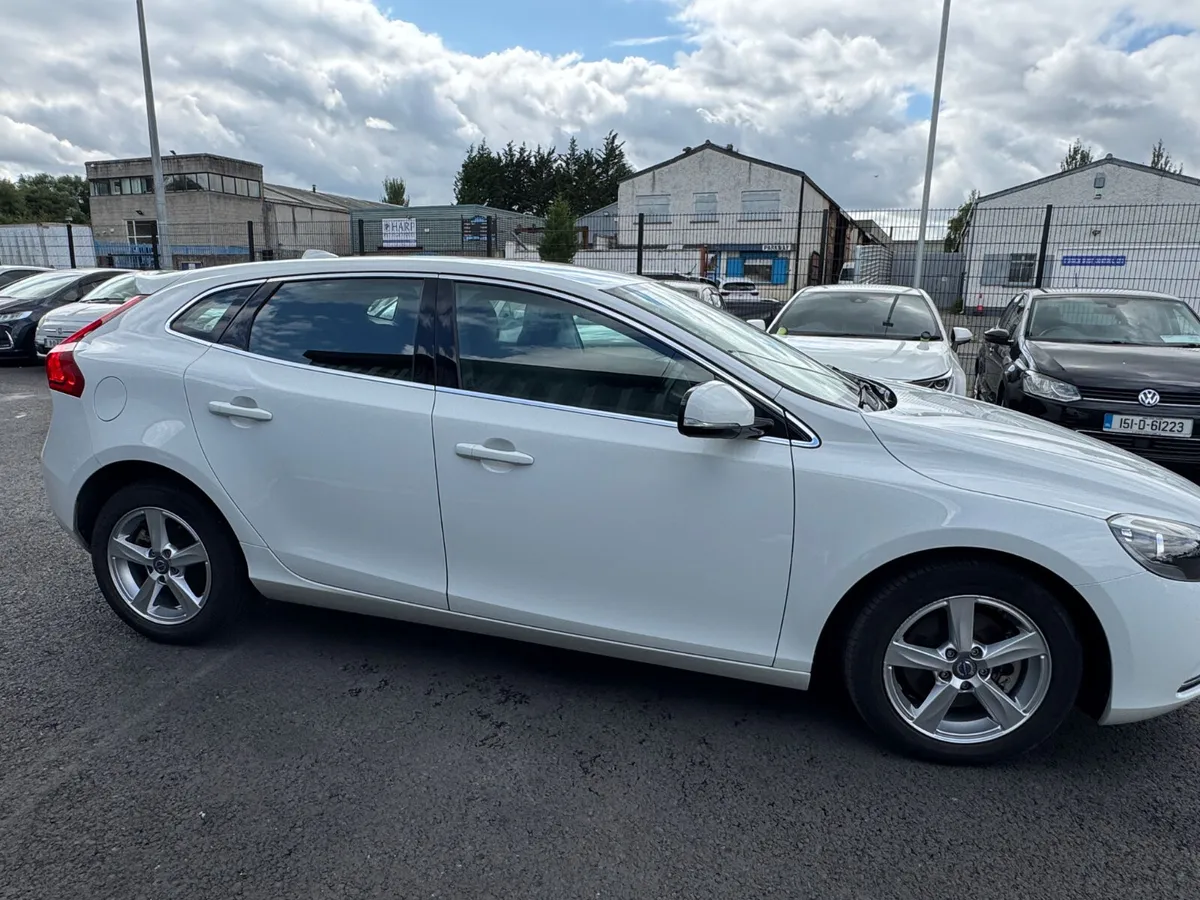 volvo v40 2014 white 1.6L - Image 3