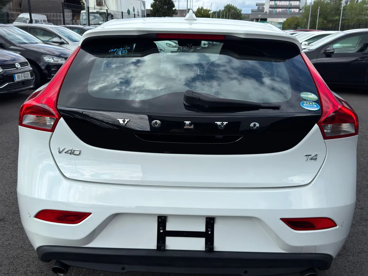 volvo v40 2015 white 1.6L - Image 9