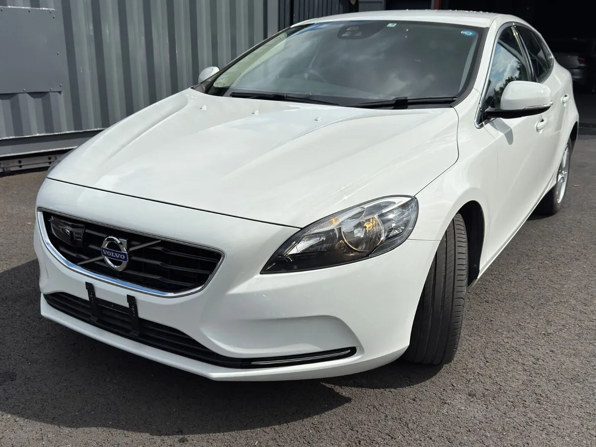 volvo v40 2014 white 1.6L - Image 2