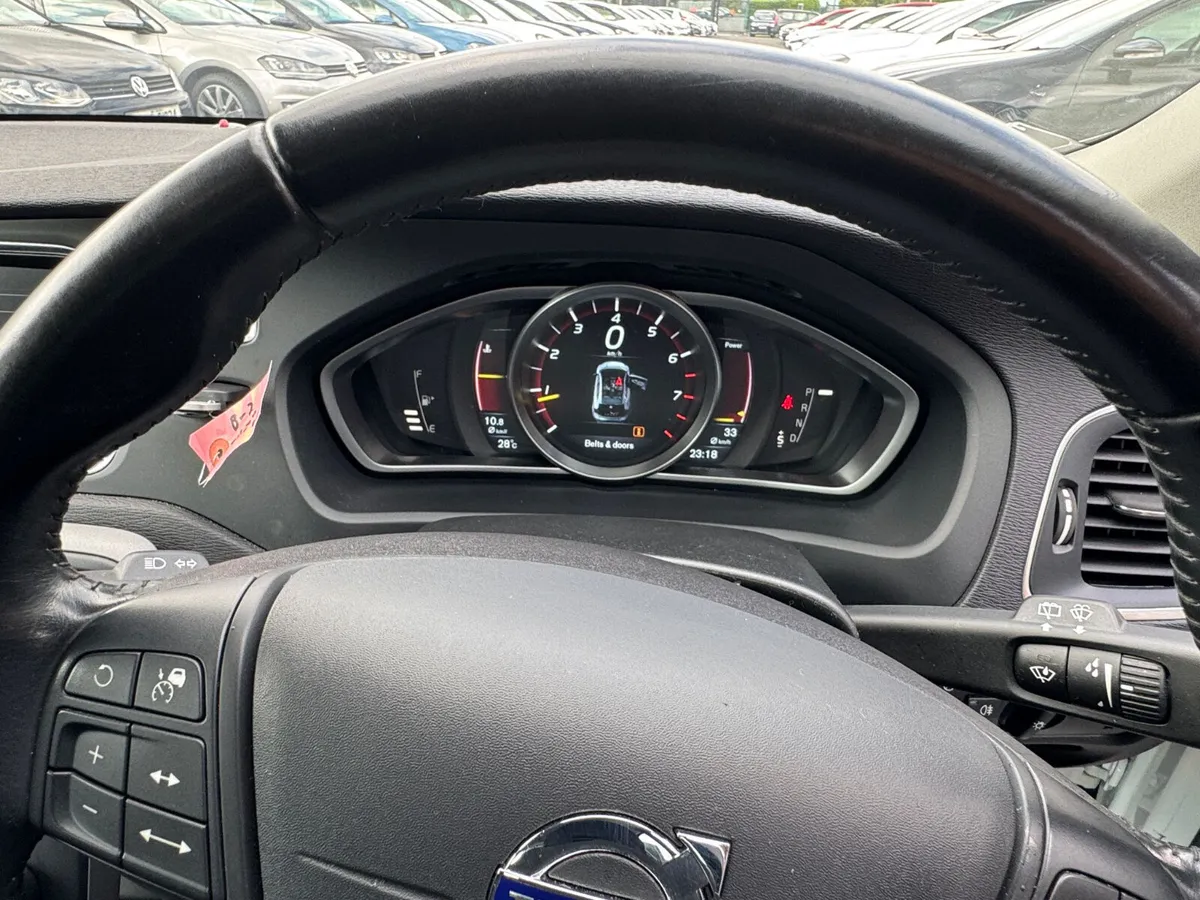 volvo v40 2015 white 1.6L - Image 7