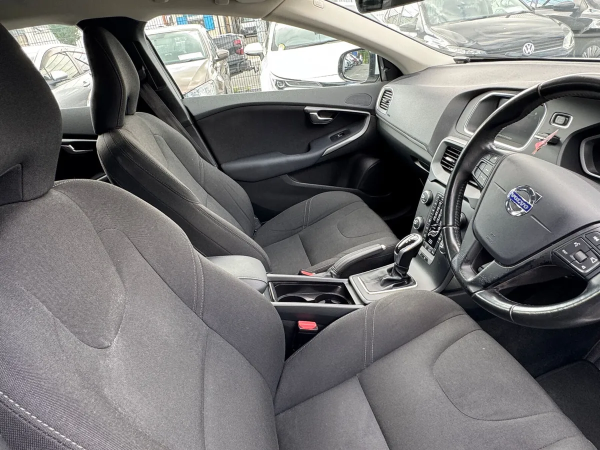 volvo v40 2015 white 1.6L - Image 8