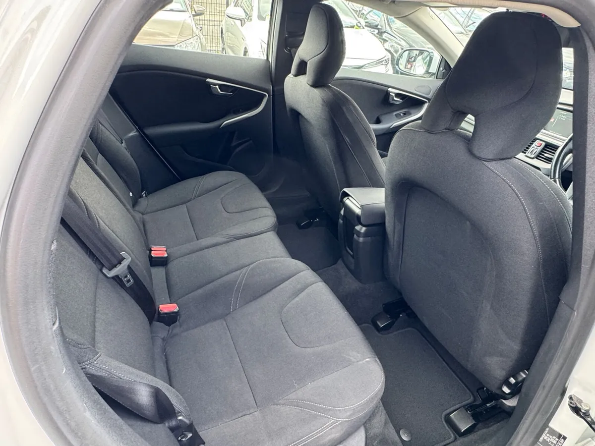 volvo v40 2015 white 1.6L - Image 11