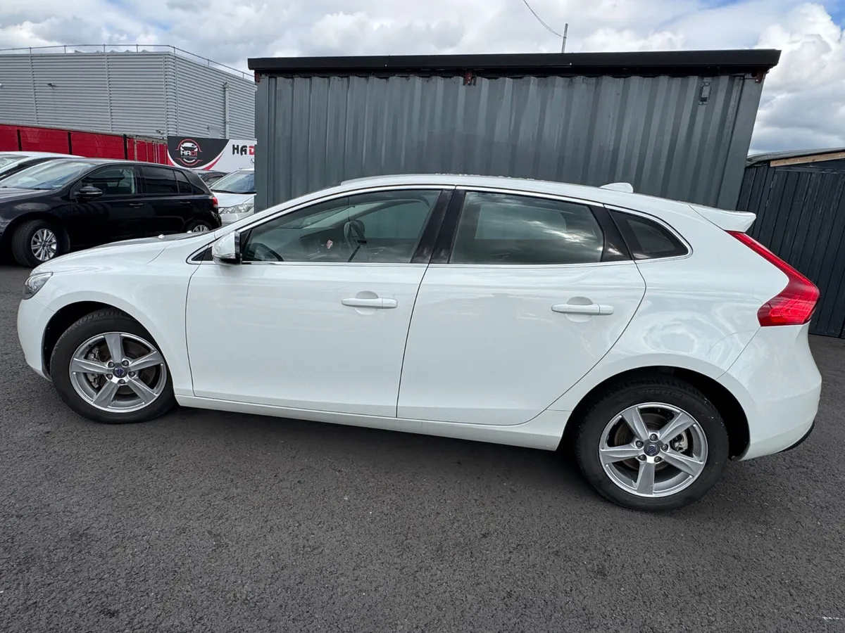 volvo v40 2014 white 1.6L - Image 4