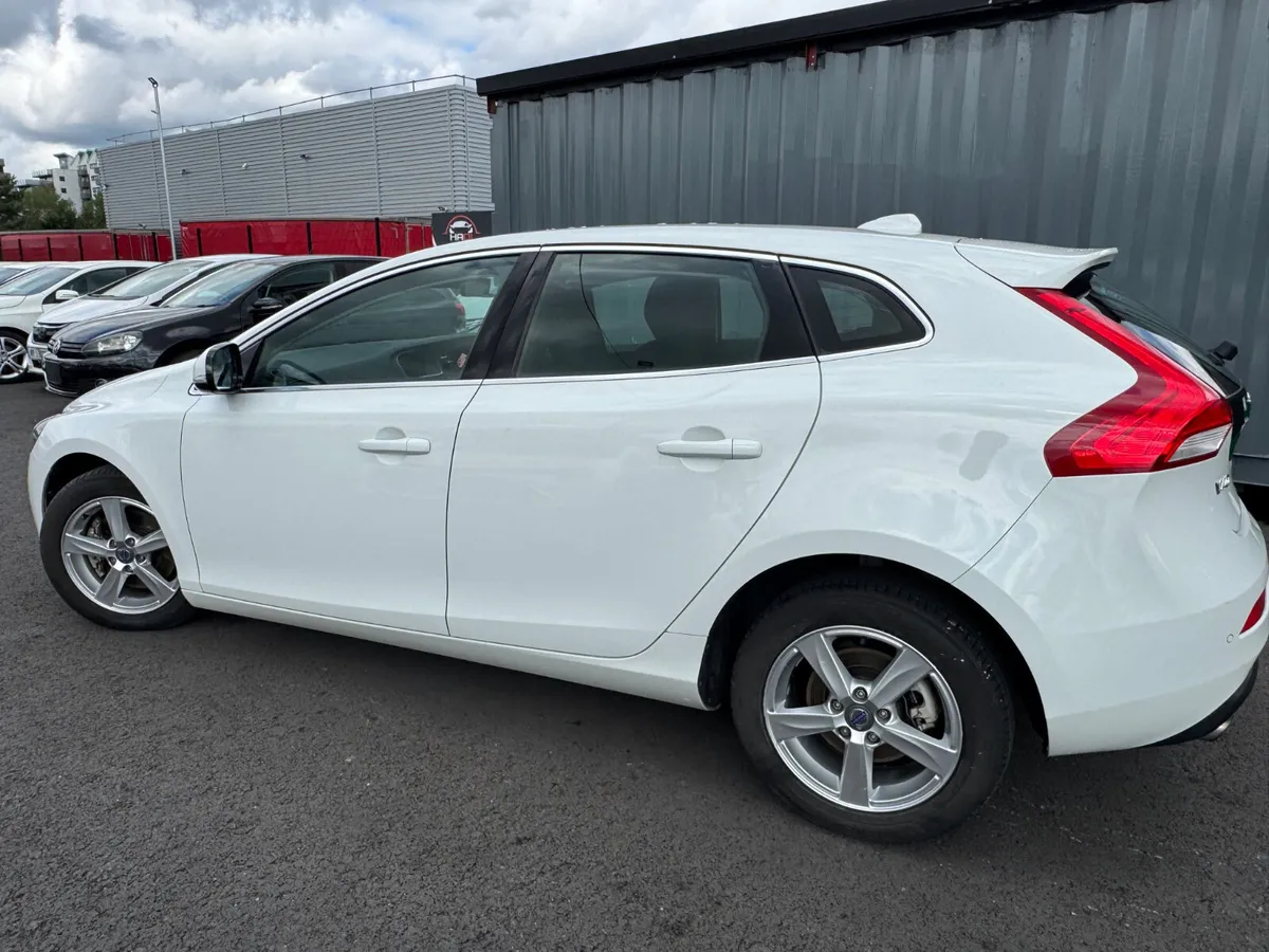 volvo v40 2015 white 1.6L - Image 6
