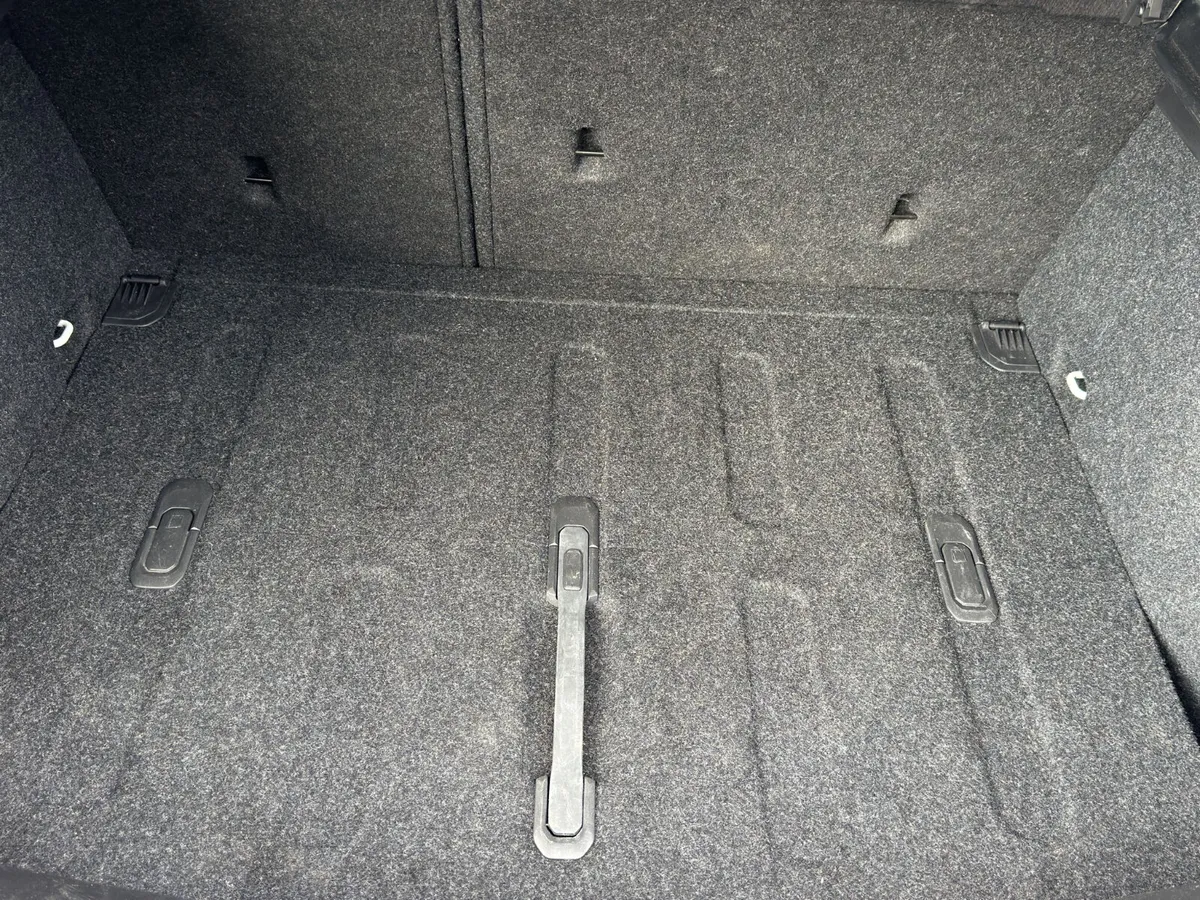 volvo v40 2015 white 1.6L - Image 10