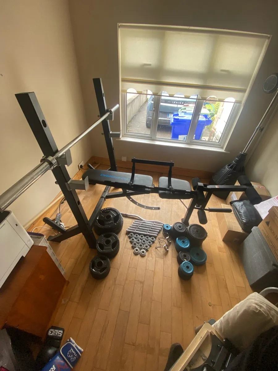 BenchPress w/Leg extension and full set of weights - Image 1