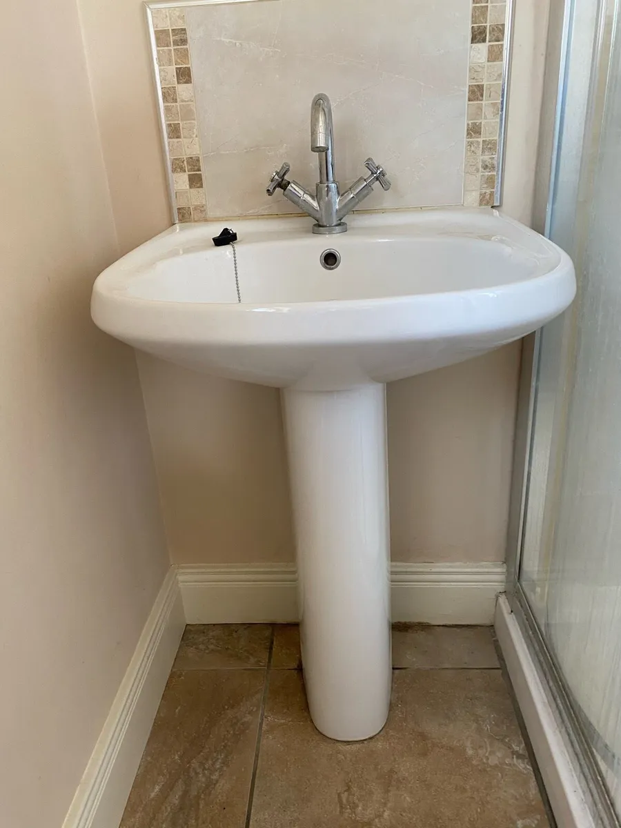 Pedestal sink - Image 1