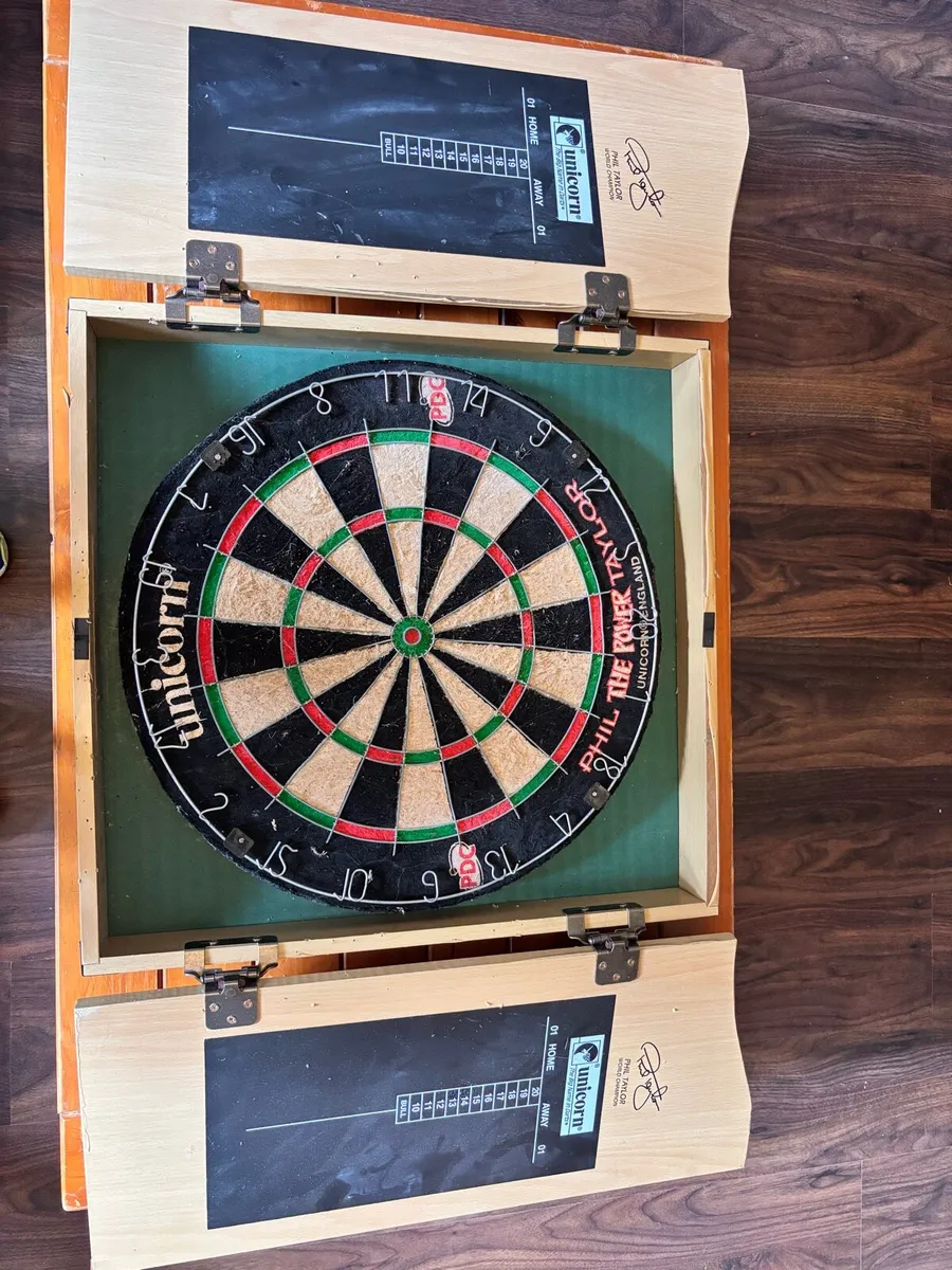 Dart board and cabinet - Image 1