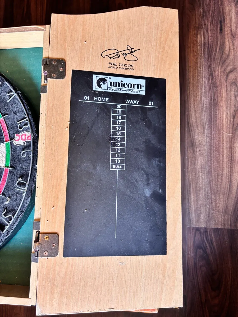 Dart board and cabinet - Image 3