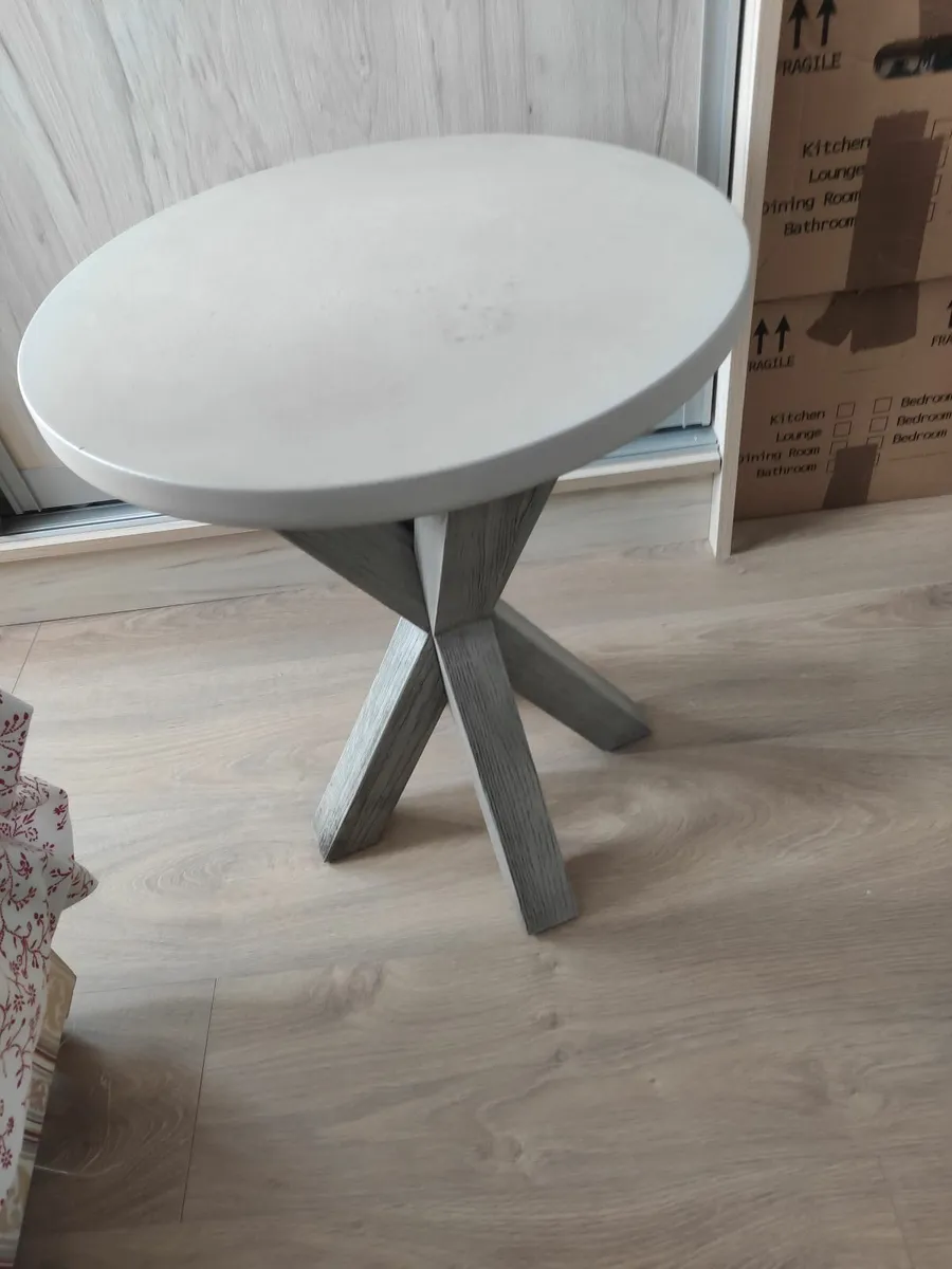 Light grey circular coffee / lamp table - Image 1