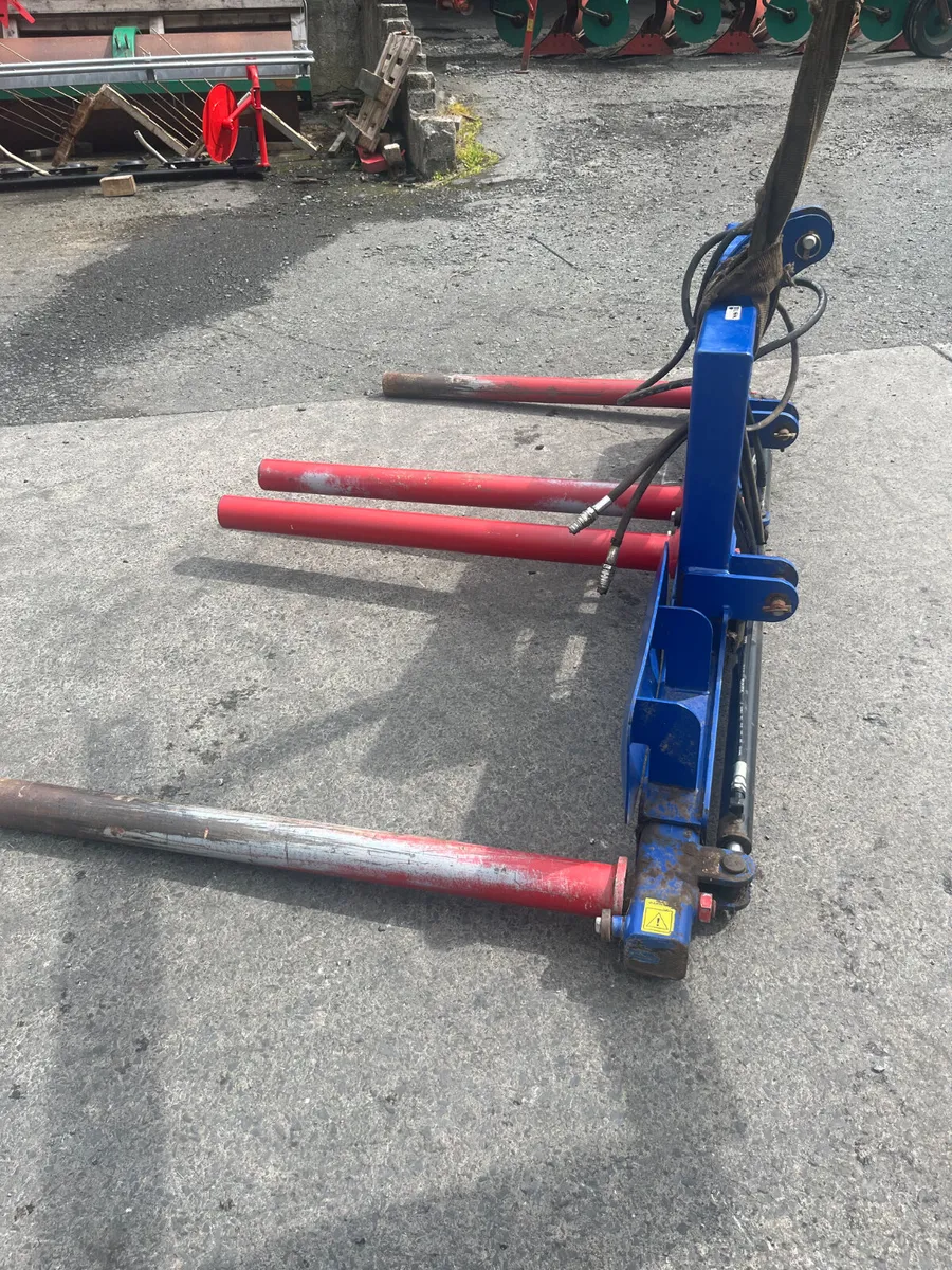 Used Tusk Double Hydraulic Balelifter - Image 2