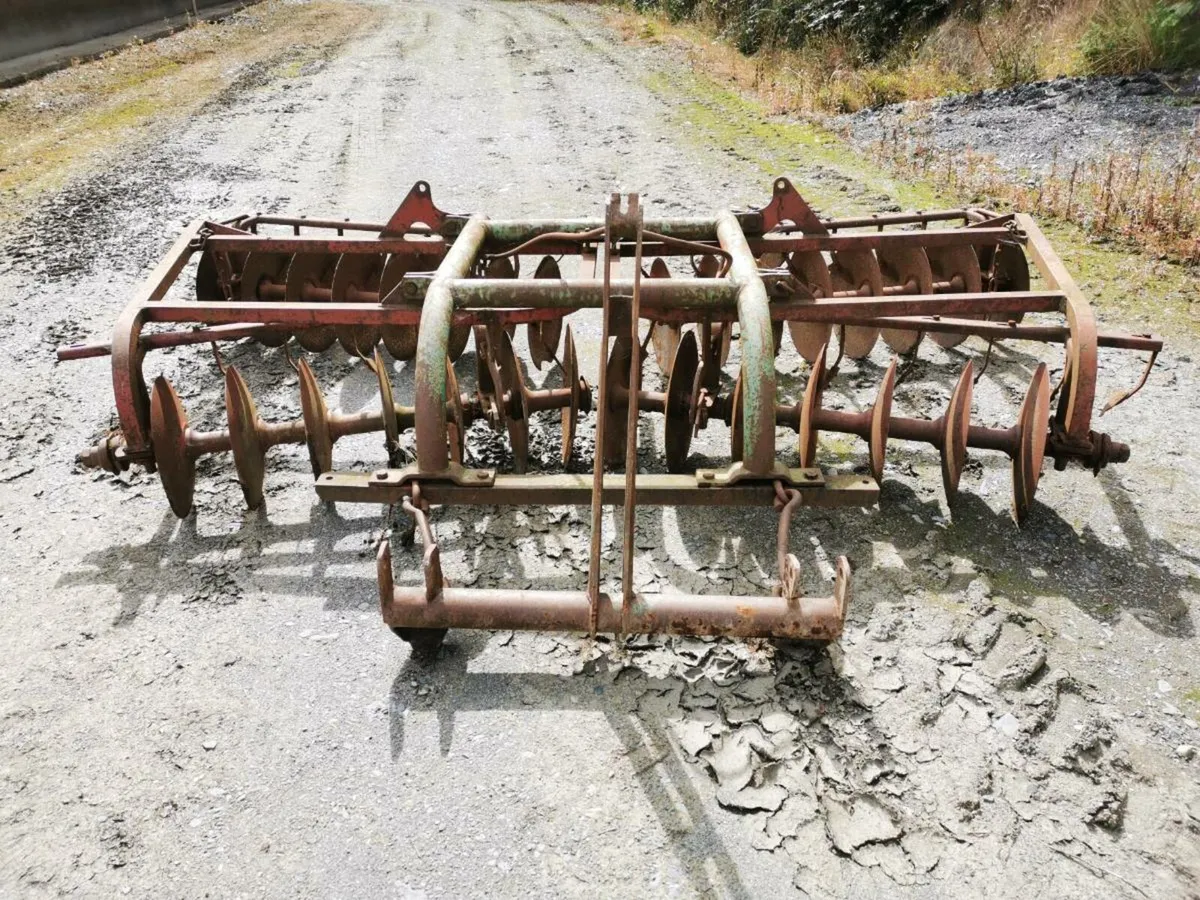 Kverneland fold up disc harrow - Image 1