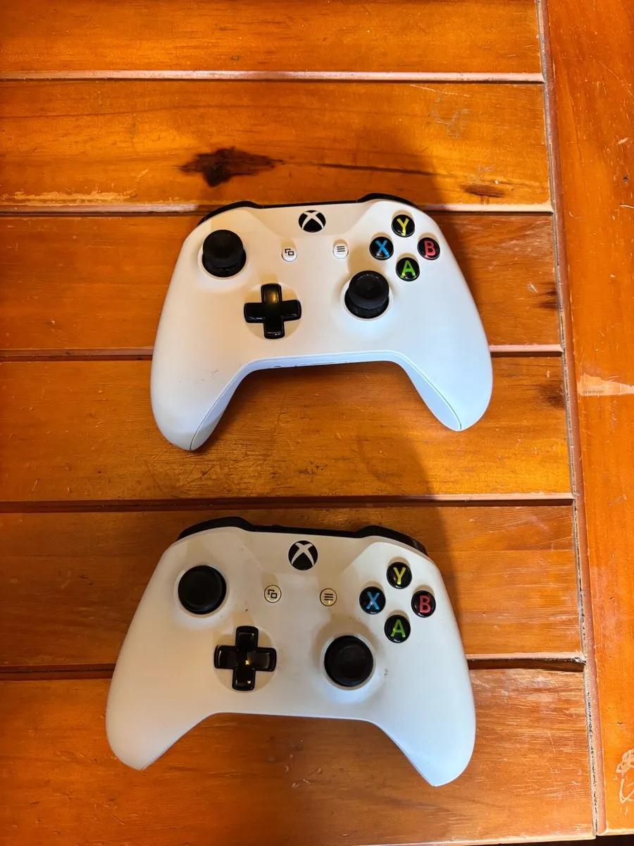 Xbox One S with HDMI cable and 2 controllers - Image 3
