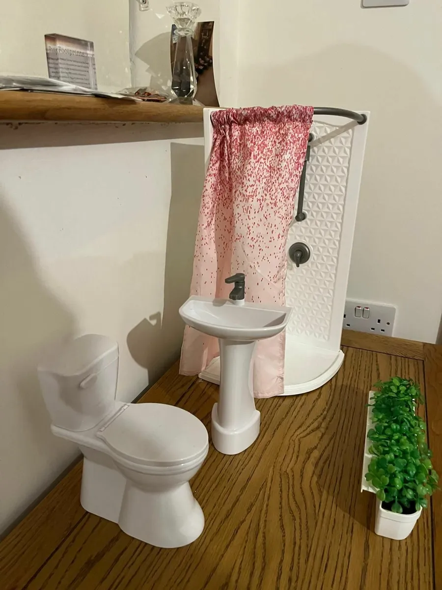 Dolls house and furniture - Image 1
