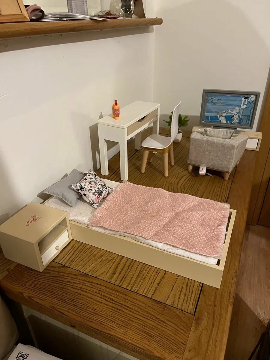 Dolls house and furniture - Image 2