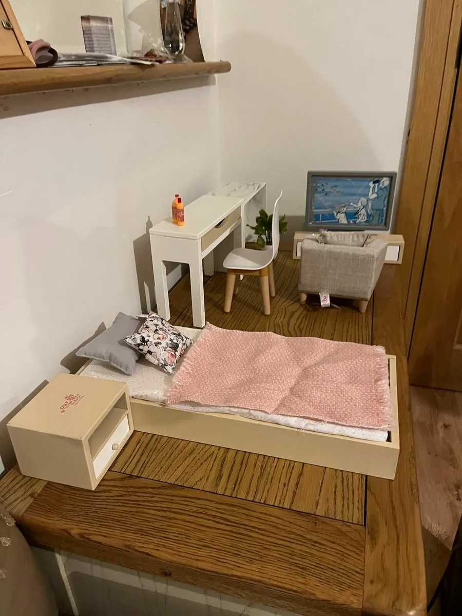 Dolls house and furniture - Image 3