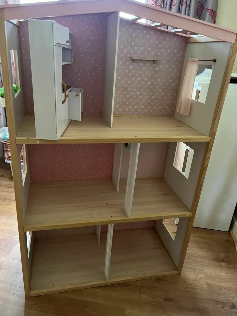 Dolls house and furniture - Image 4