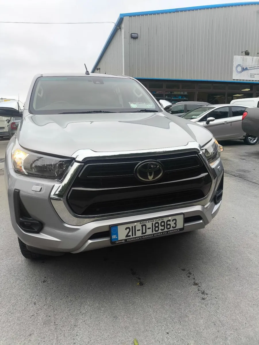 Toyota Hilux 2021 - Image 2