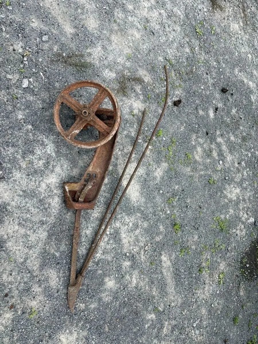 Cast iron wheels from old binder - Image 1