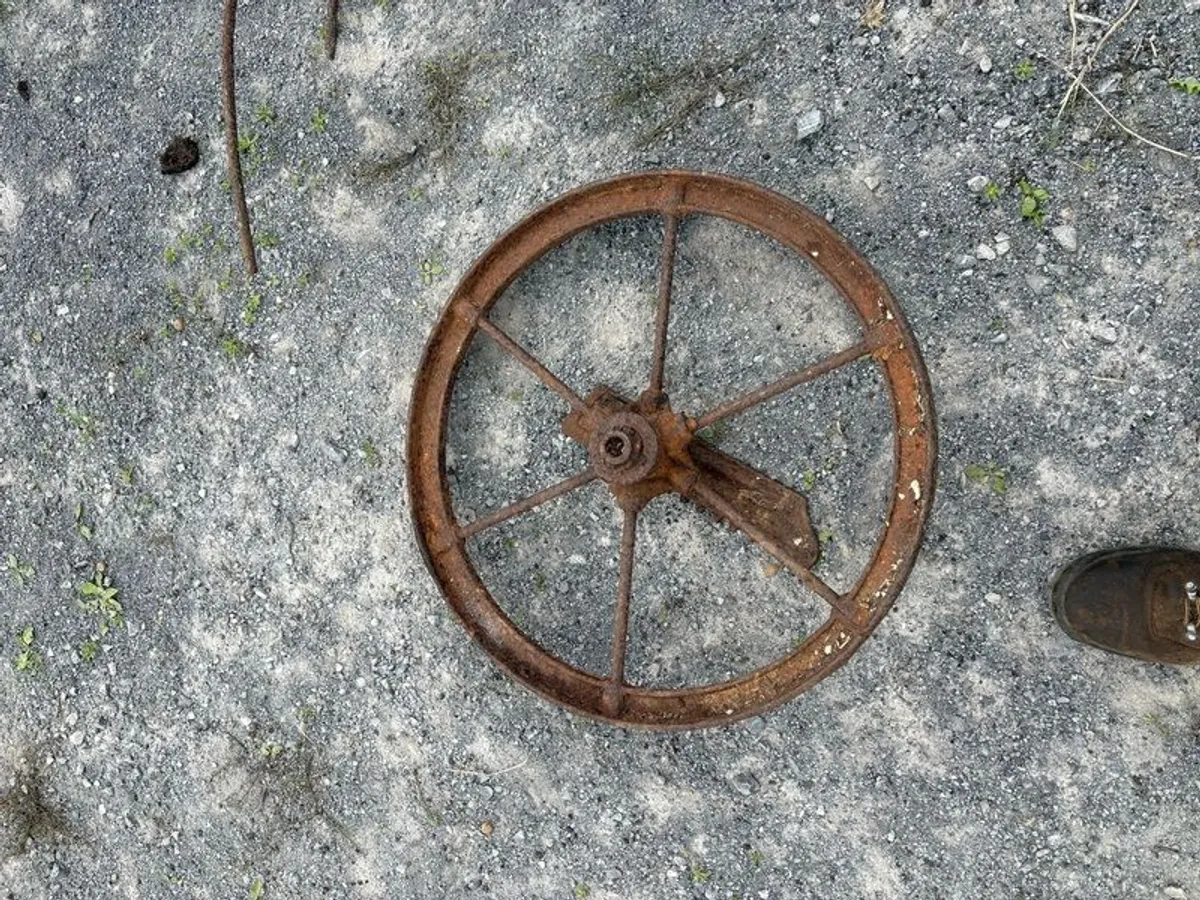 Cast iron wheels from old binder - Image 2