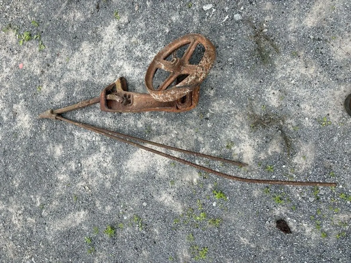 Cast iron wheels from old binder - Image 3