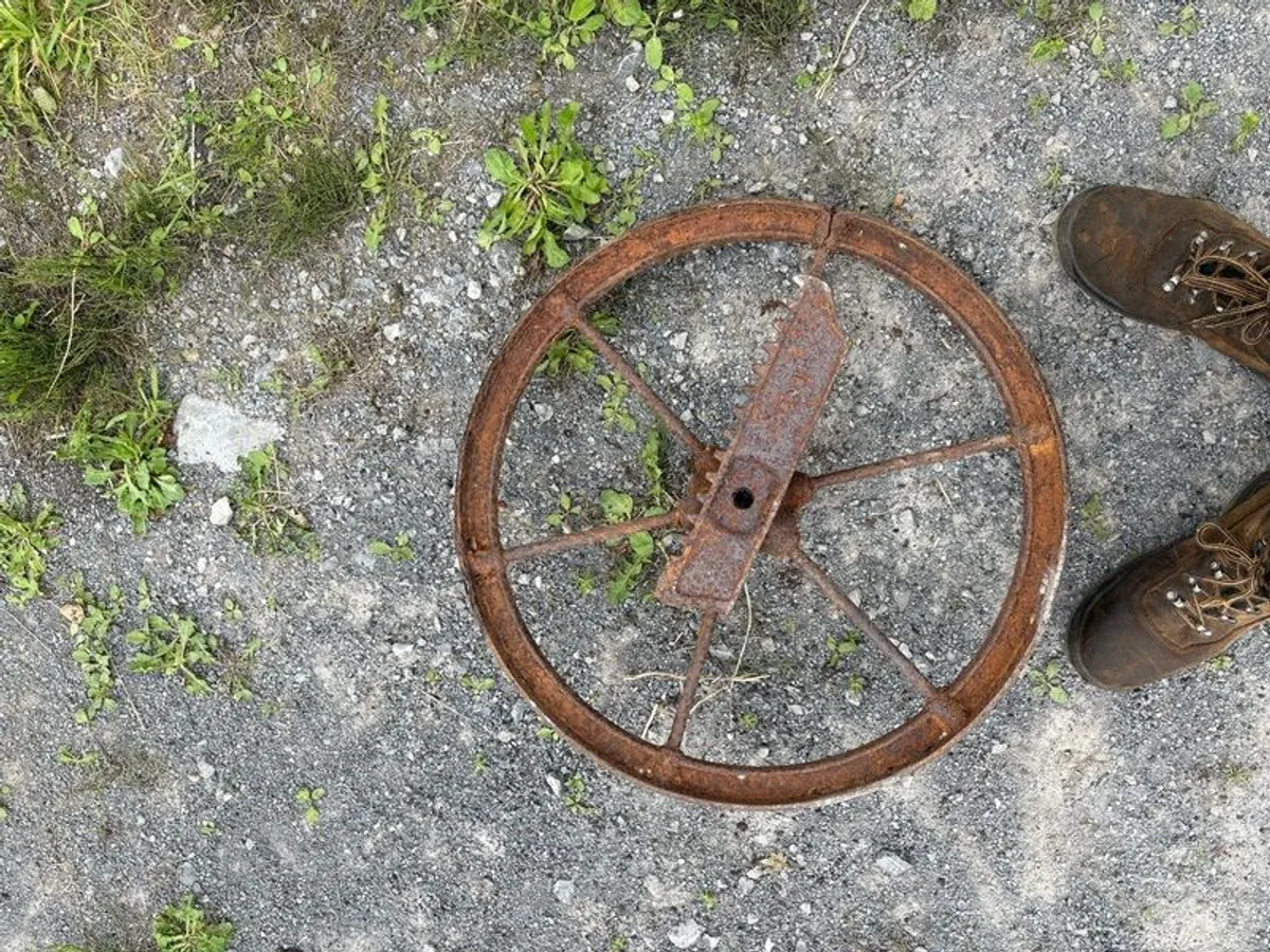 Cast iron wheels from old binder - Image 4