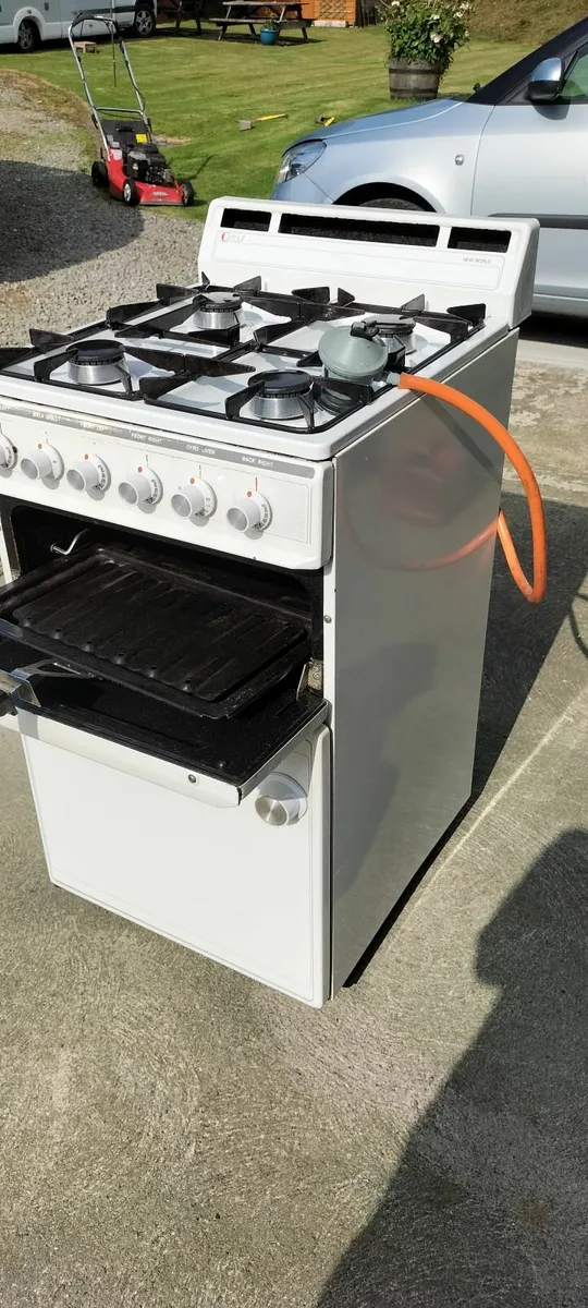 Free standing Gas Cooker with regulator - Image 1