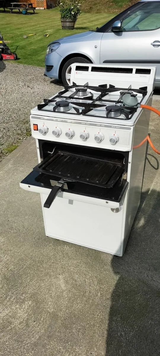 Free standing Gas Cooker with regulator - Image 3