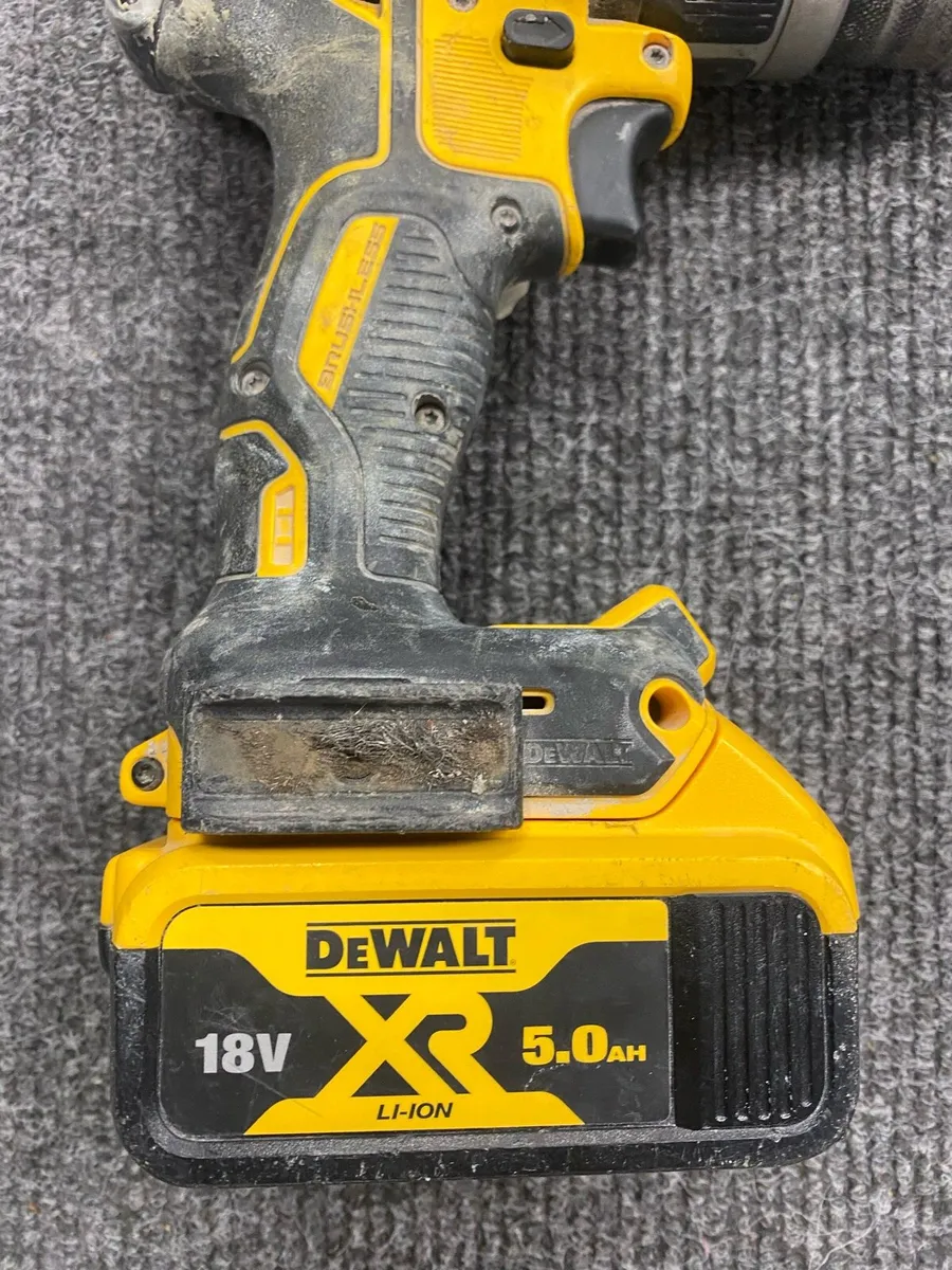 Dewalt DCD796 Drill + 5AH Battery - Image 4