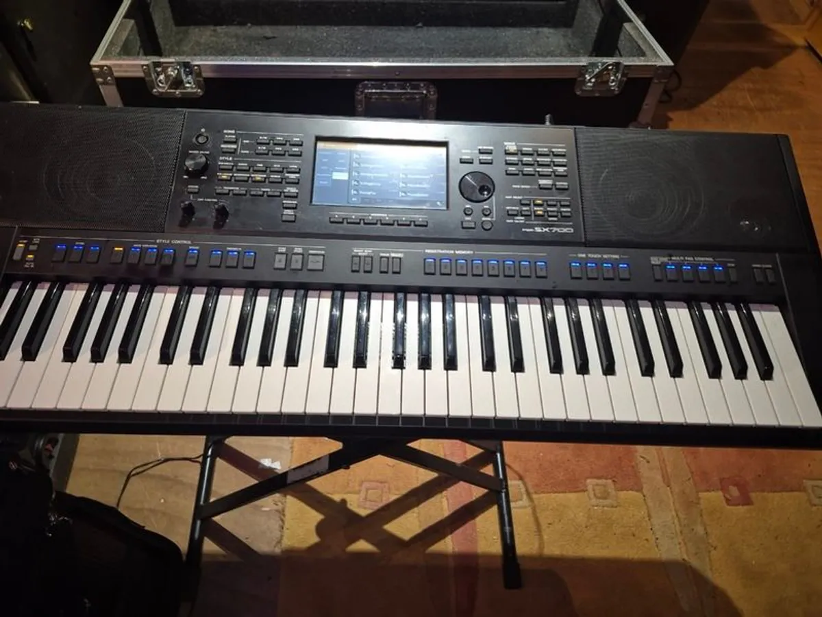 Yamaha PSR SX700 Keyboards - Image 1