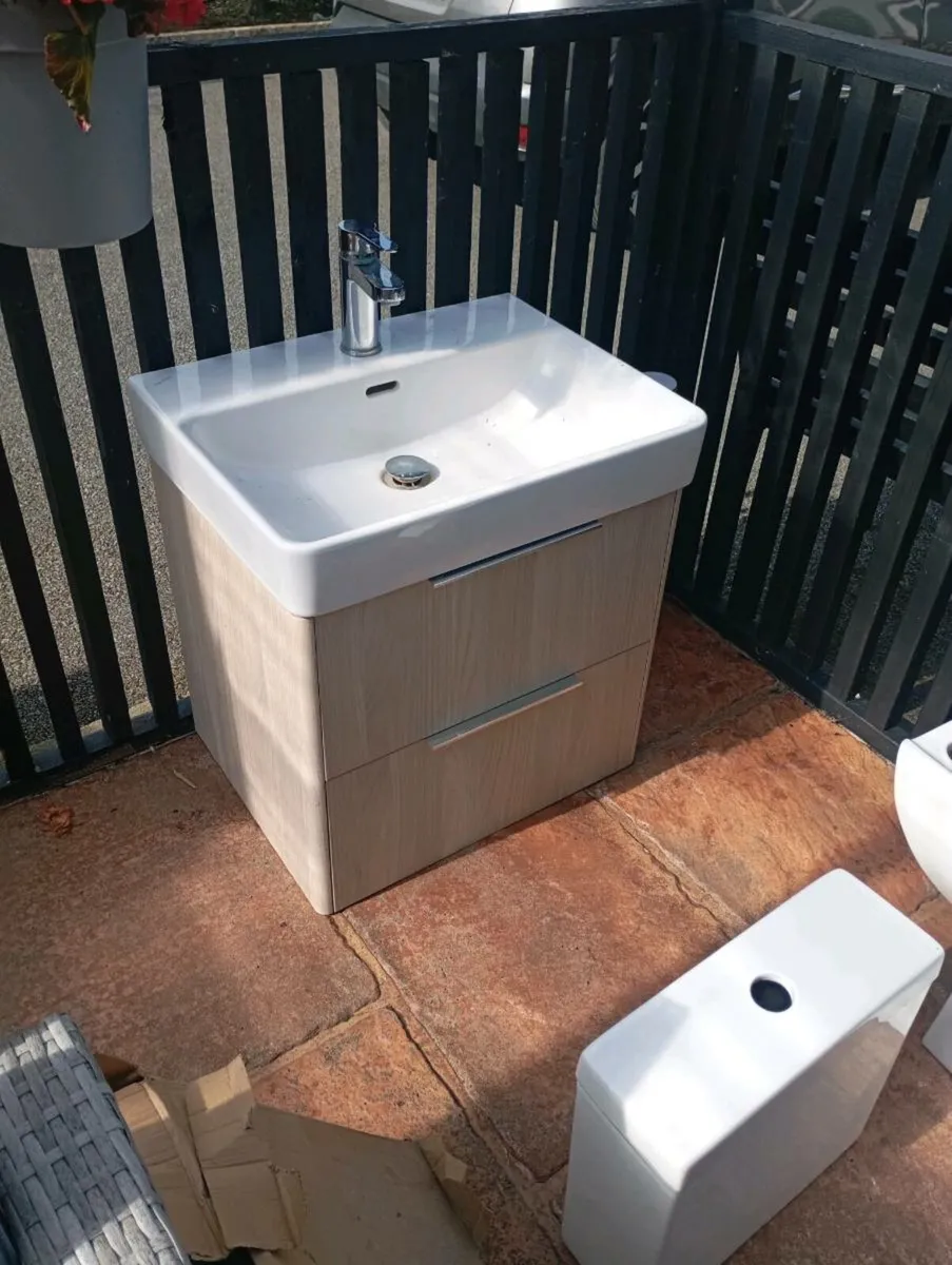 Toilet & floating sink unit - Image 2