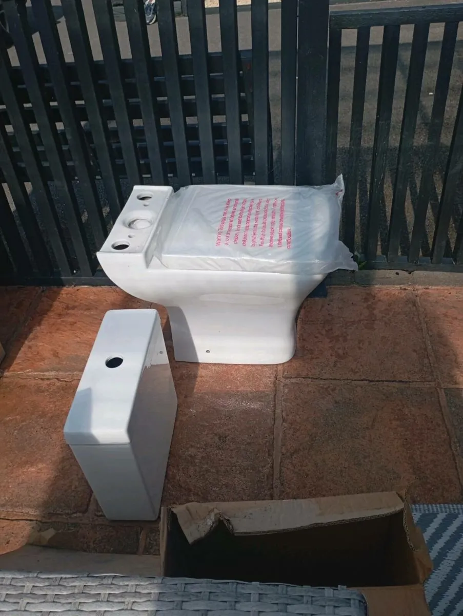 Toilet & floating sink unit - Image 3