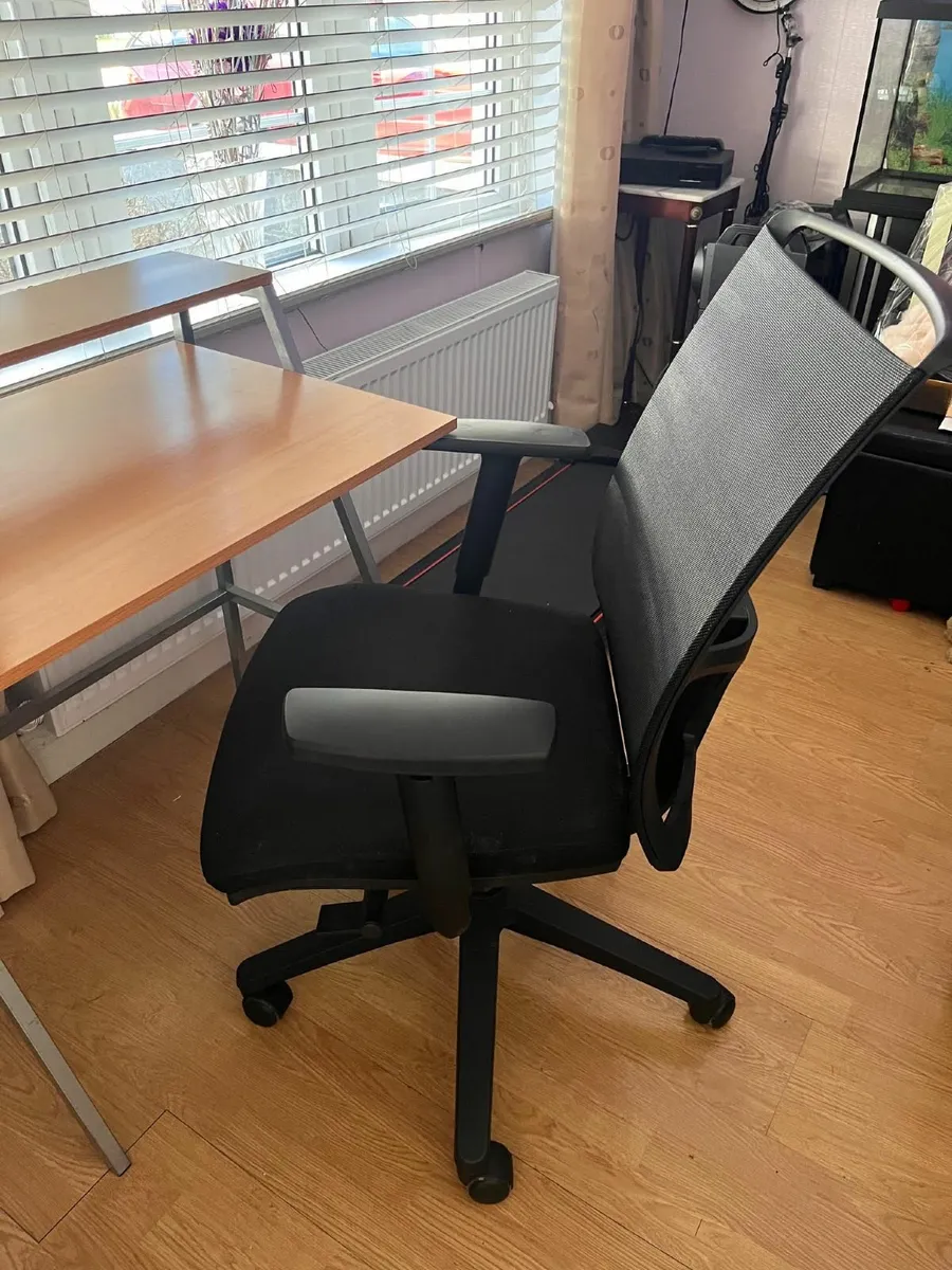 Desk and office chair (€50 or best offer) - Image 2