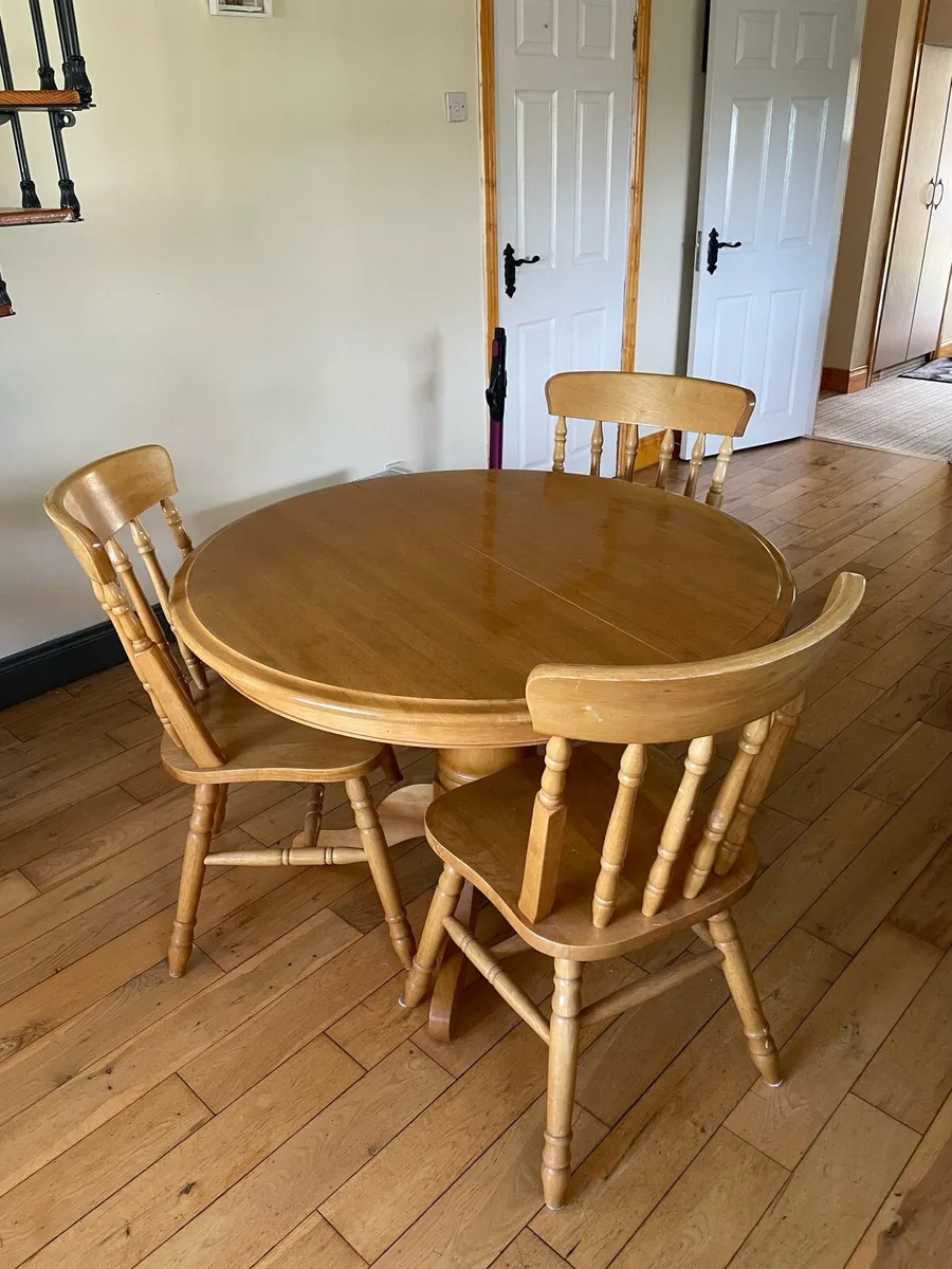 Table with 3 chairs - Image 1