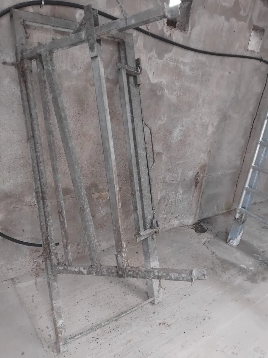 Cattle crush gate - Image 2