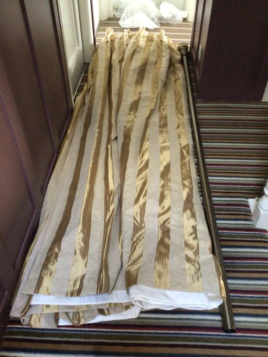 Curtains plus rail - Image 1