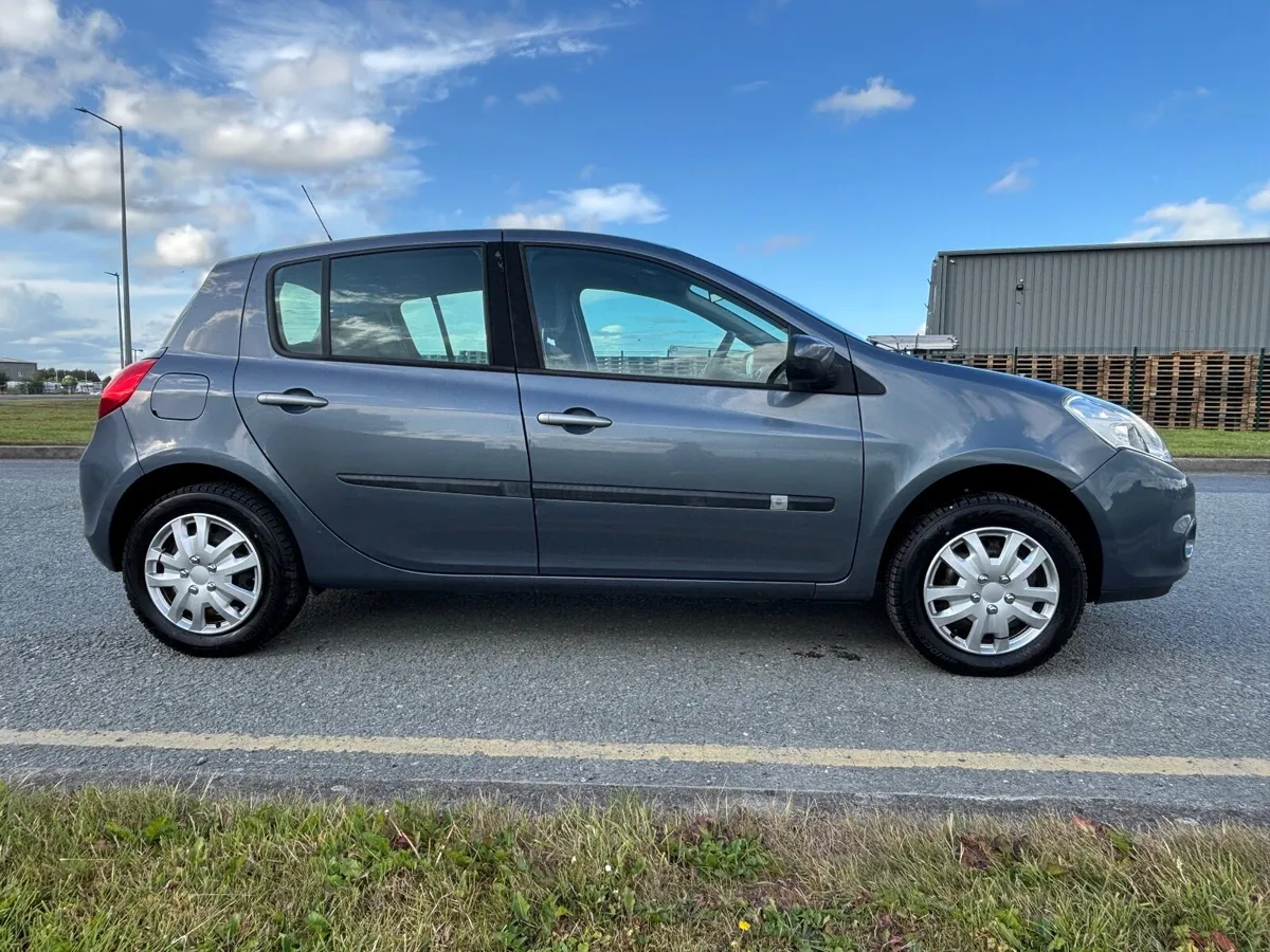 Renault Clio 2010 - Image 2