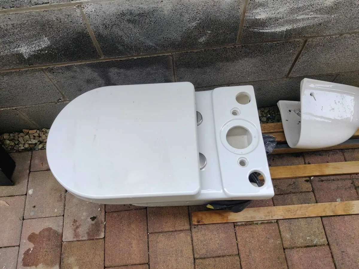 Toilet - Image 2