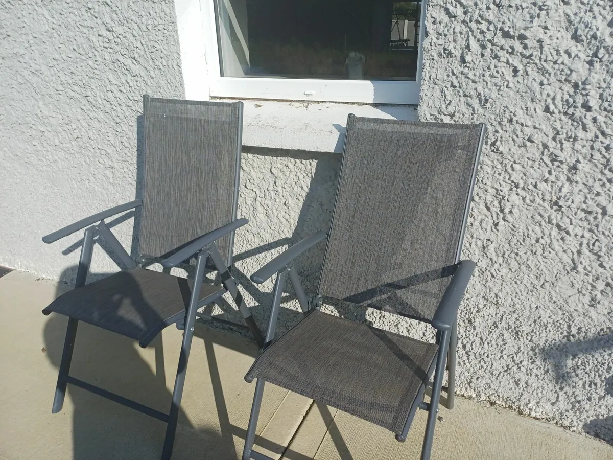 Outdoor table and chairs - Image 1