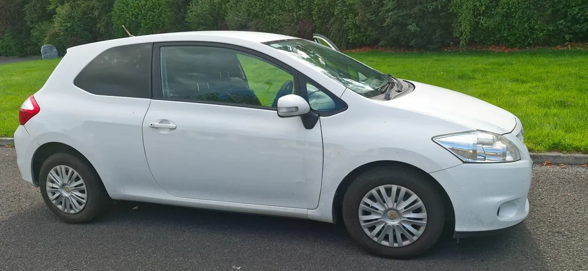 Toyota Auris 2012 - Image 2