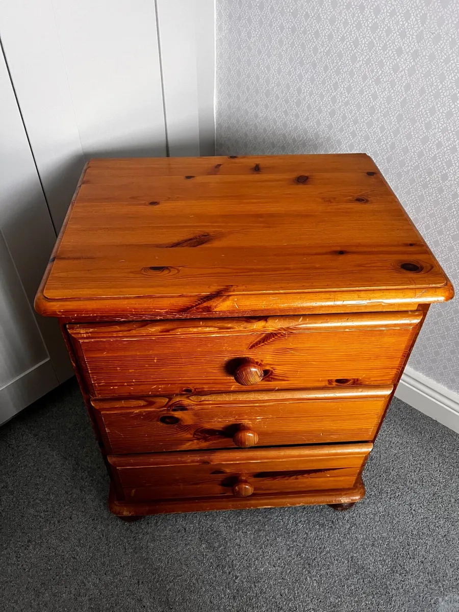 Bedroom chest  of drawers. Free to go. - Image 1