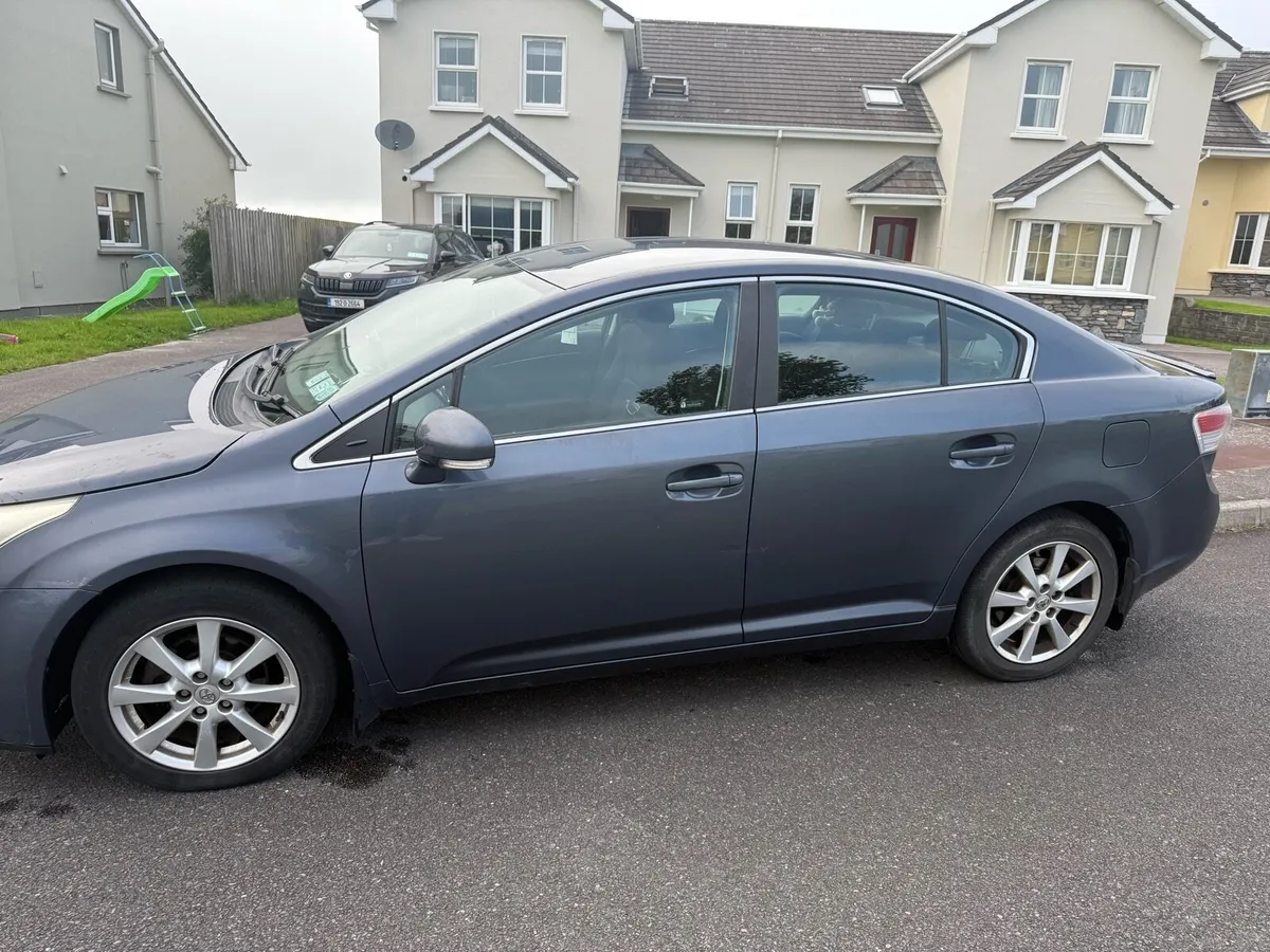 2011 Toyota Avensis Aura - Image 2