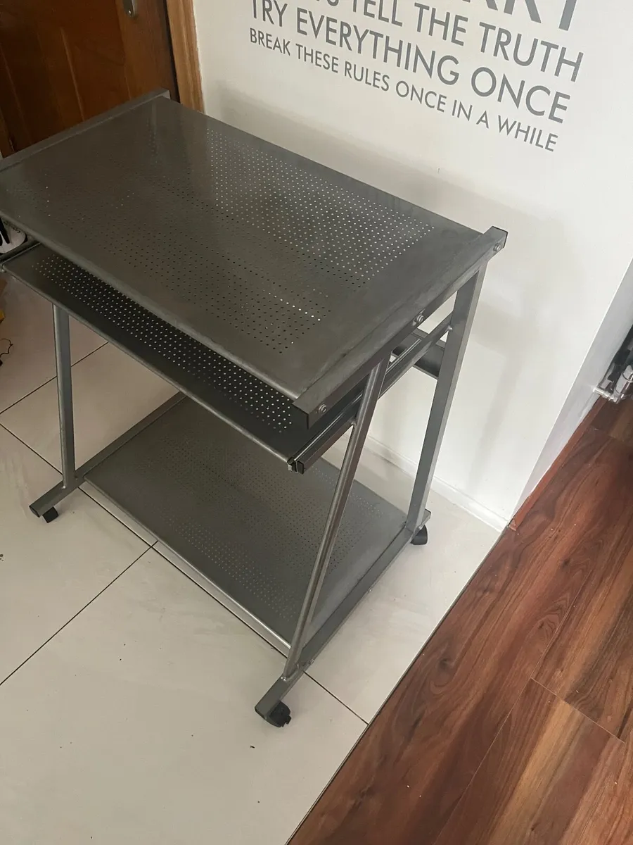 Office desk - Image 1